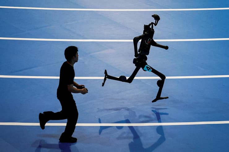 תמונות השנה בעולם 2025 ארה"ב רובוט אנושי משתתף במרוץ 400 מטר ב משחקי הרובוטים העולמיים בייג'ינג סין 15 אוגוסט