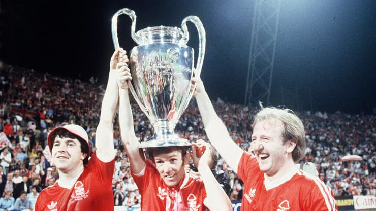 שחקן נוטינגהאם פורסט ג'ון רוברטסון (משמאל) עם איאן בוייר וקני ברנס