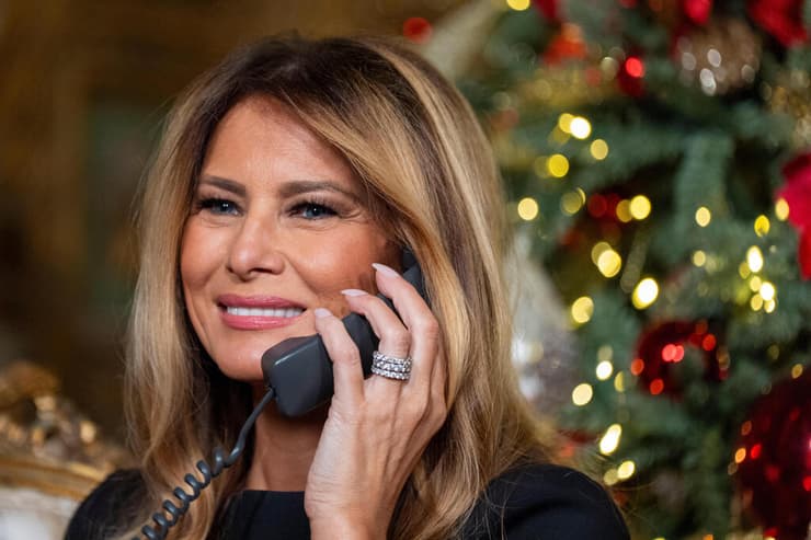 דונלד ו מלניה טראמפ משוחחים עם ילדים לרגל חג המולד