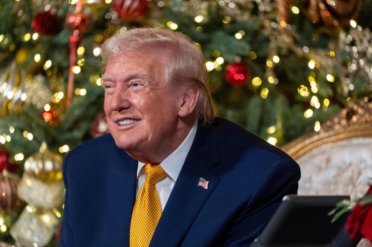 דונלד ו מלניה טראמפ משוחחים עם ילדים לרגל חג המולד