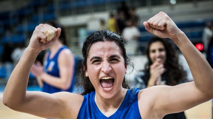 שיר תירוש חוגגת את הניצחון של ר"ג