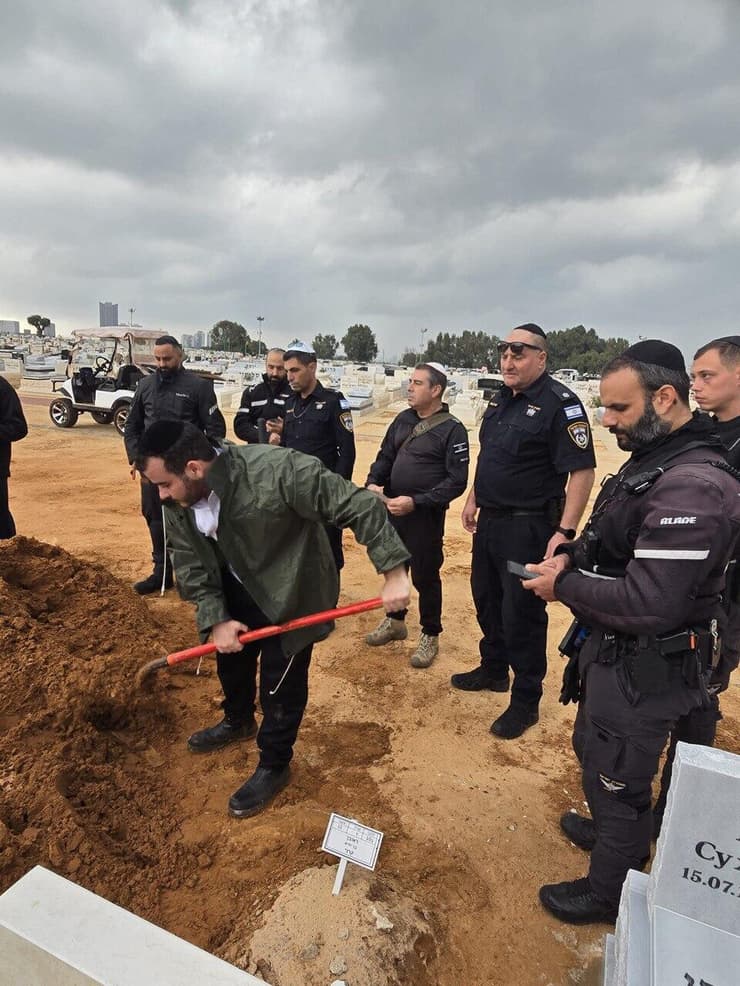 מכסים את קברו של איגו מרגוליס ז״ל