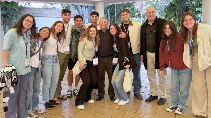 מנכ״ל הסוכנות היהודית יהודה סטון ‏ויו״ר הסוכנות היהודית אלוף במיל. דורון אלמוג עם שליחים של הסוכנות היהודית