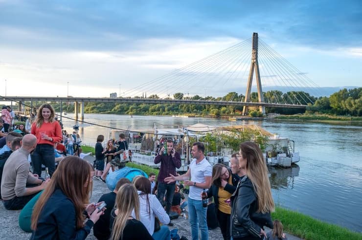 אנשים מבלים על גדות נהר הוויסלה, ורשה