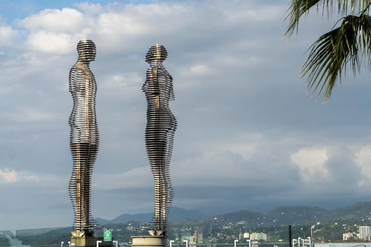 "עלי ונינו", הפסל הנע של האמנית תמרה קבסיטדזה בבטומי