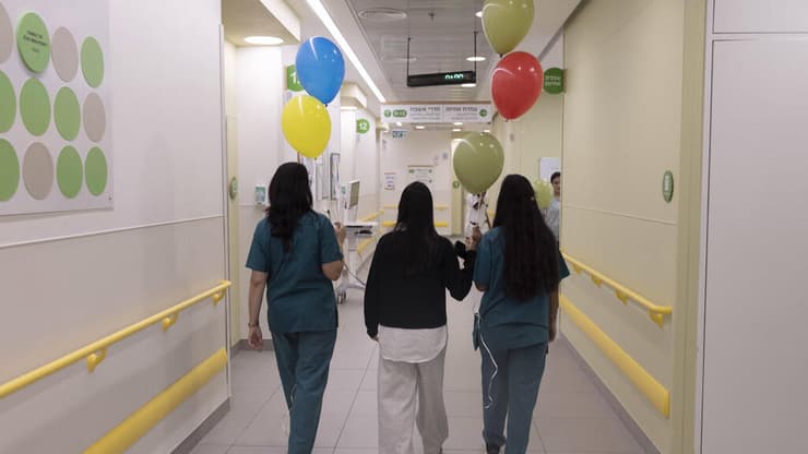 חלוקת בלונים לילדים מאושפזים בביה"ח החדש לילדים, וולפסון