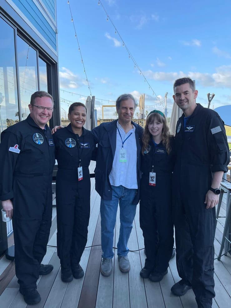 איתן סטיבה (במרכז) לצד ג'ארד אייזקמן (מימין) וכל צוות טיסת החלל הראשונה שלו - Inspiration 4