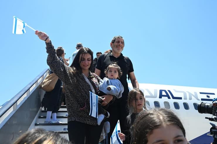עולים מצרפת נוחתים בישראל ברקע מלחמת עם כלביא