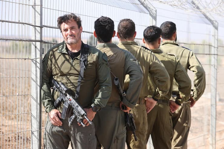 ארבעת הקצינים עם הרבש"ץ משה קפלן 