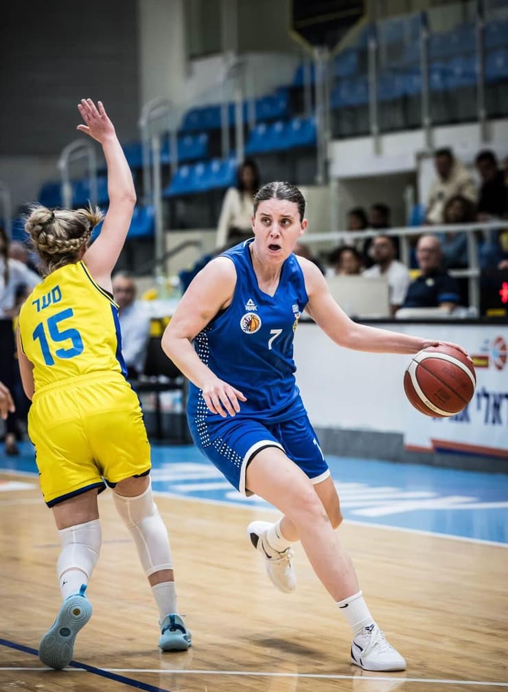 גילי אייזנר עוברת את דור סער בדרך לסל