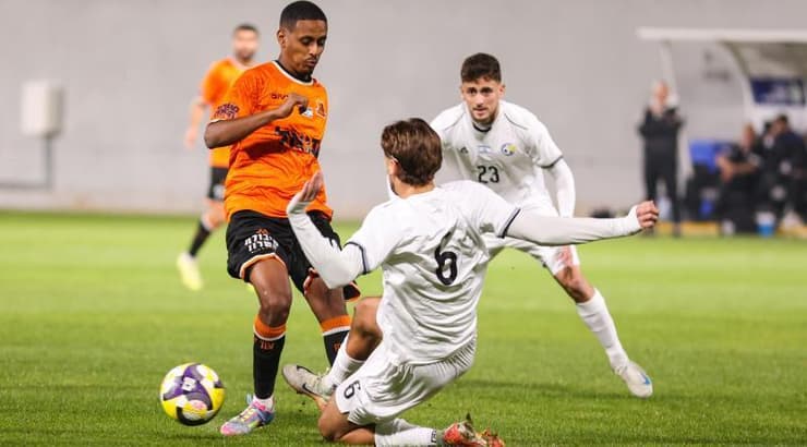 יובל דיין מנסה לעצור את אביחי וודג'ה