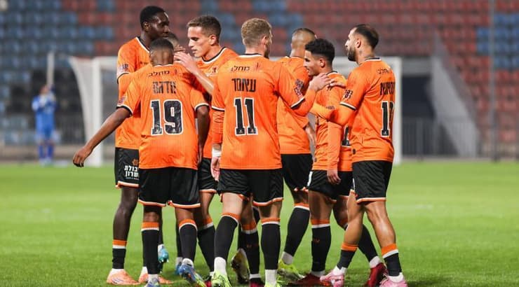 שחקני בני יהודה חוגגים