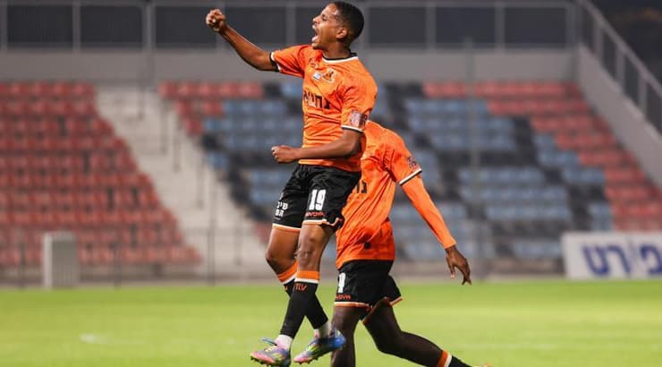 אביחי וודג'ה נוגע בשמיים