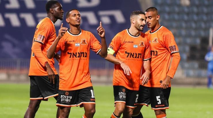 שחקני בני יהודה חוגגים עם אביחי וודג'ה, שלא שוכח להודות