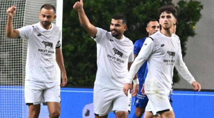 שחקני הפועל כרמיאל חוגגים