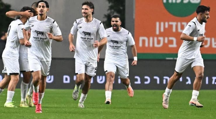 שחקני הפועל כרמיאל חוגגים