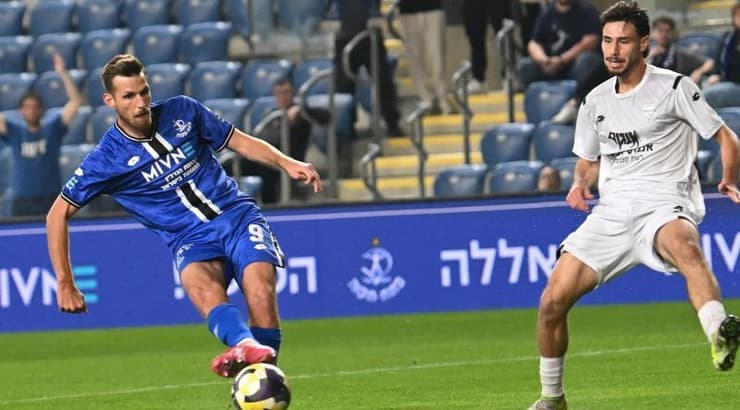 מארק קוסטה בועט