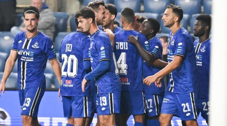 שחקני הפועל פתח תקווה חוגגים