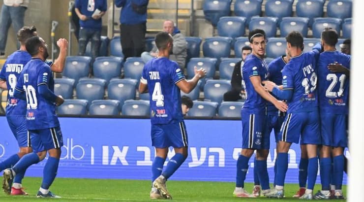 שחקני הפועל פתח תקווה חוגגים