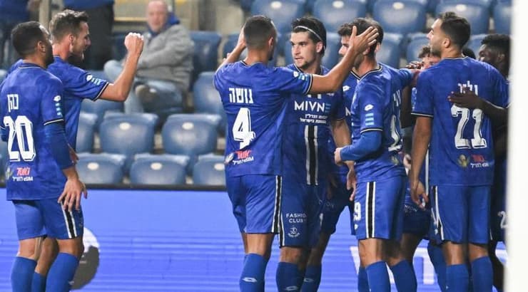 שחקני הפועל פתח תקווה חוגגים