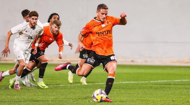 ארד בר בועט את הפנדל