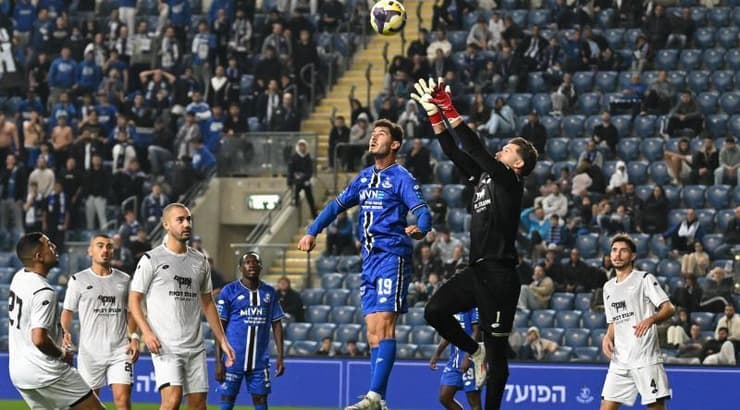 דניאל בניש קולט את הכדור