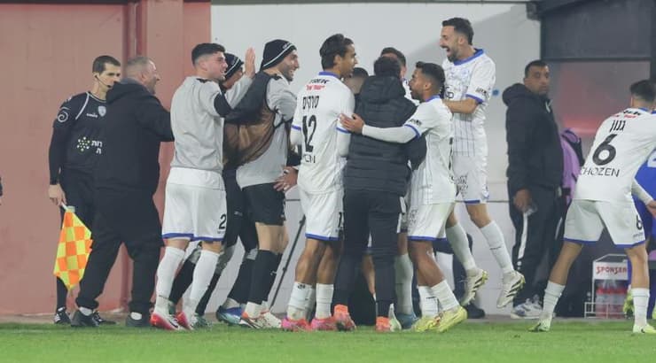 הספסל של מכבי יפו חוגג