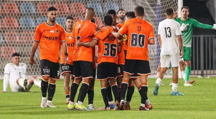 שחקני בני יהודה חוגגים