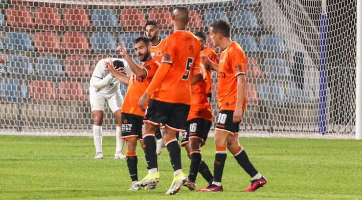 שחקני בני יהודה מברכים את שגיא דרור