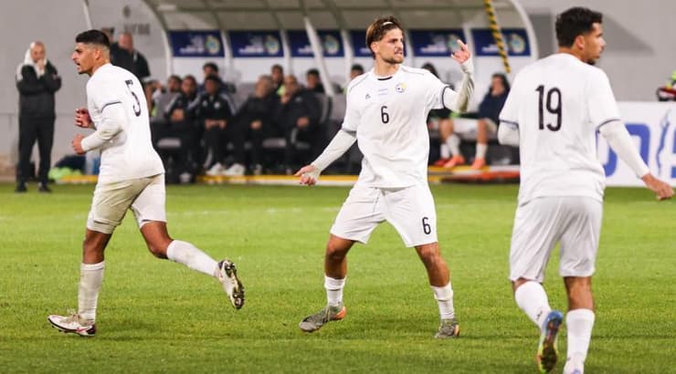 יובל דיין שמח מהשער המצמק שכבש