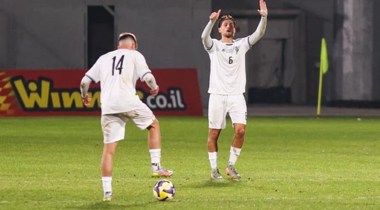 כובש השער המצמק יובל דיין מסמן שש