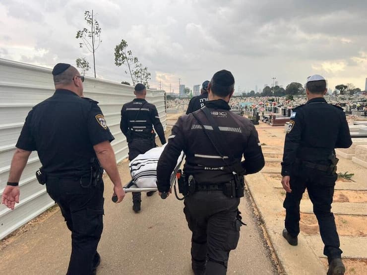 השוטרים מלווים את ניצול השואה בדרכו האחרונה