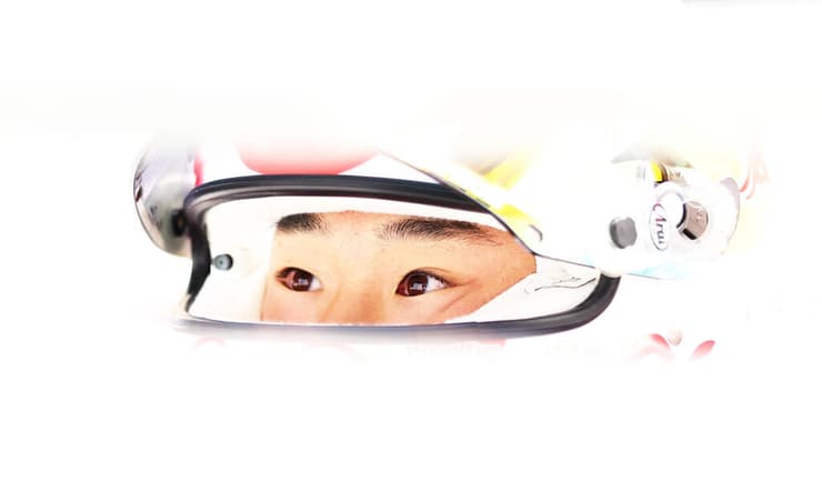 עיניים על המטרה. יוקי צונודה, נהג קבוצת הפורמולה 1 אורקל רד בול רייסינג, מתכונן לעלות על המסלול (צילום: REUTERS/Kai Pfaffenbach ) עיניים על המטרה. יוקי צונודה, נהג קבוצת הפורמולה 1 אורקל רד בול רייסינג, מתכונן לעלות על המסלול