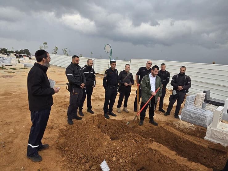 השוטרים ליד קברו של איגו מרגוליס ז״ל