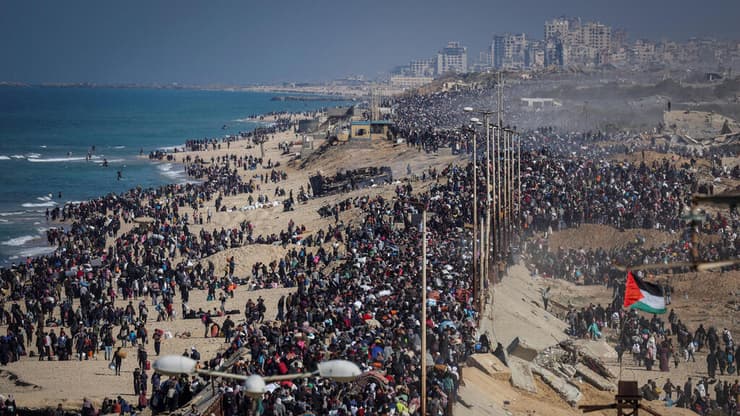 חמאס מחזיק 2.1 מליון עזתים שהוא בתנאים לא אנושיים כבני ערובה. אחת מתמונות השנה בעולם 2025. פלסטינים חוזרים לצפון הרצועה בינואר (צילום: REUTERS/Ramadan Abed) תמונות השנה בעולם 2025 עזה פלסטינים חוזרים ל צפון הרצועה ב הפסקת האש הלפני אחרונה 27 ינואר