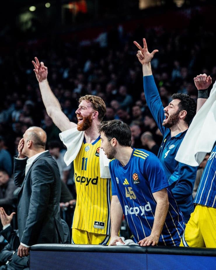 שחקן מכבי ת"א תמיר בלאט עם וויל ריימן, גור לביא