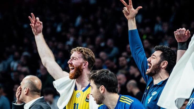 שחקן מכבי ת"א תמיר בלאט עם וויל ריימן, גור לביא