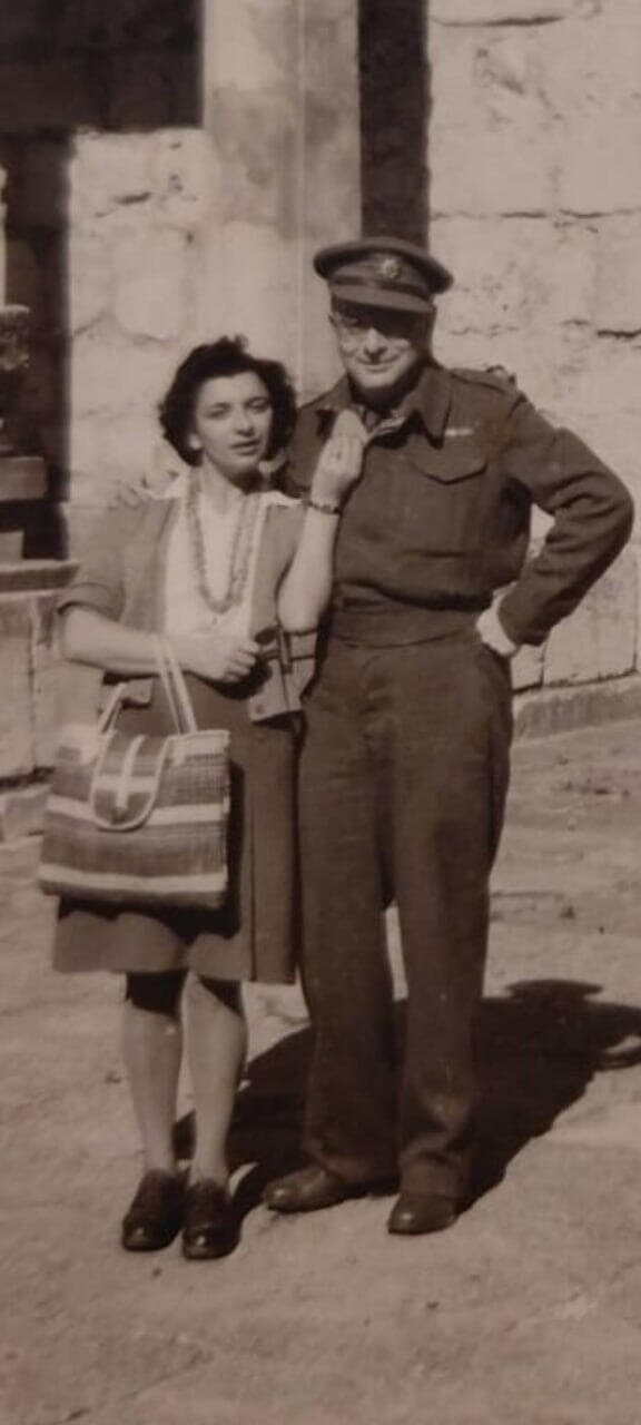 מרמרוש ואשתו בזמן שירותו בצבא הבריטי מרמרוש ואשתו בזמן שירותו בצבא הבריטי