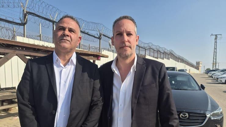 עורכי הדין אושרי קולני ושלומי מלכה סנגוריו של סער אופיר ממתינים לו מחוץ לכלא רימונים לקראת שחרורו