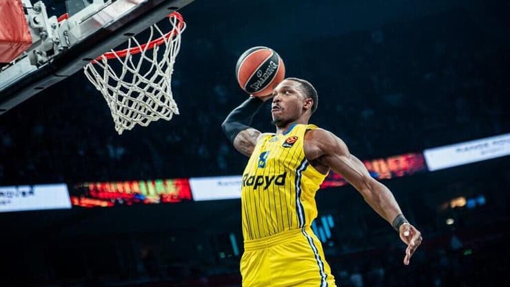 שחקן מכבי ת"א לוני ווקר