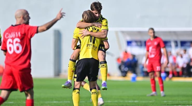 ווילסון האריס מחבק את עוז בילו