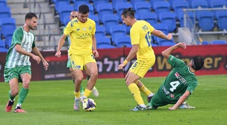 אופק משען לוקח את הכדור