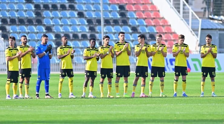 שחקני מכבי נתניה בדקה דומייה לאבי מלר ז"ל