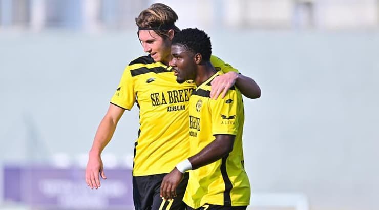 גונטי דיומנדה ו-ווילסון האריס מתחבקים