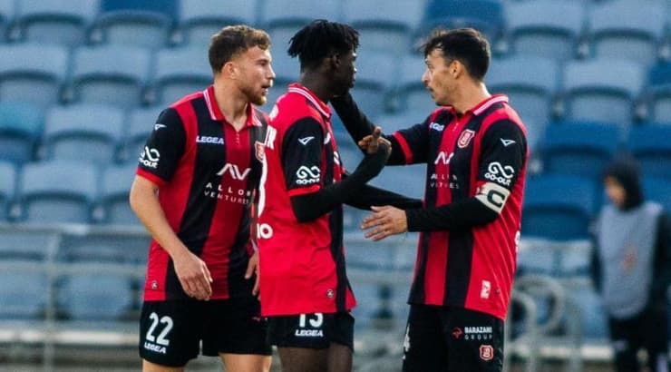 שחקני הפועל ירושלים מברכים את ג'ון אוטומאו