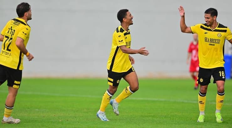 מתיאס דאבו רץ לחגוג