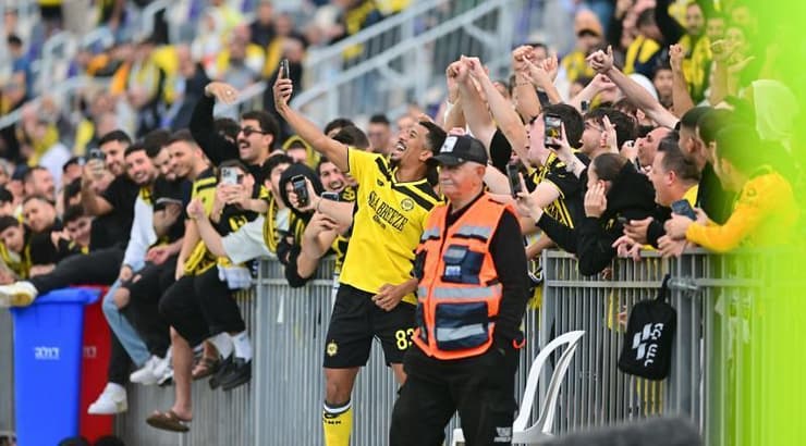 מתיאס דאבו חוגג עם הקהל