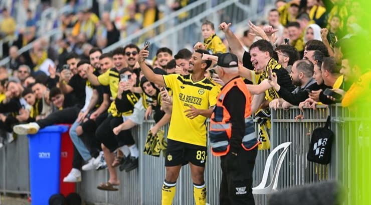 מתיאס דאבו חוגג עם הקהל