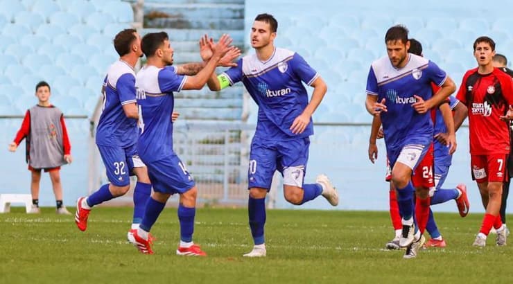 שחקני הפועל קריית שמונה חוגגים