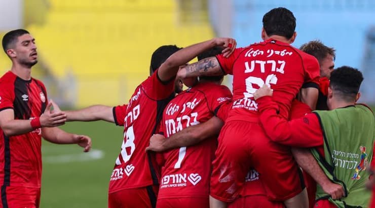 שחקני הפועל רמת גן חוגגים